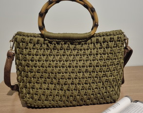 Bolsa Verde Musgo em Crochê Alça de Bambu