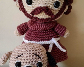 Boneco São Francisco de Assis Amigurumi Crochê com Bichinho