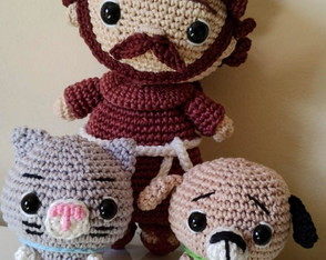 Boneco São Francisco de Assis Amigurumi Crochê com Bichinho