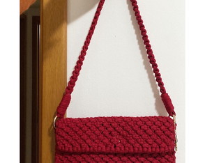 Bolsa de Ombro Macramê em Fio de Malha com Detalhes Dourados