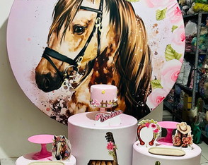 Locação Kit Pegue e Monte Cavalo Rosa