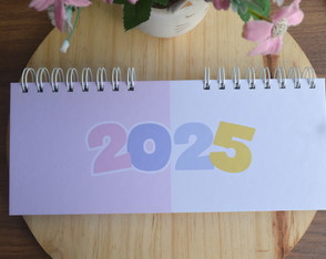 Desk Planner Semanal Teclado Colorido Datado 2025