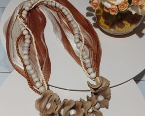 Colar de Mesa com Tela Sintética e Sementes Naturais.
