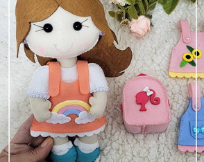 Kit Boneca Maria 20cm + Mochila + Roupa em Feltro