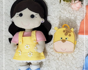 Kit Boneca Maria 20cm + Mochila + Roupa em Feltro