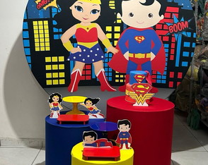 Locação Kit Pegue e Monte Mulher Maravilha e Super Man Cute
