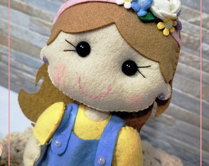 Kit Boneca Maria 20cm + Mochila + Roupa em Feltro