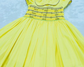 Vestido-bordado a Mão= Amarelo= 3 Anos