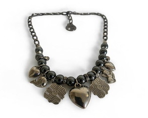 Choker de Hematita com Pingentes de Coração e Boa Energia