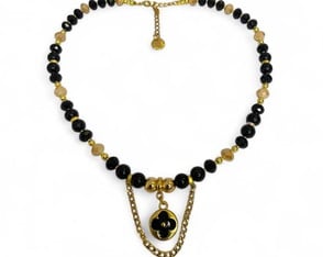 Colar Choker Ônix com Pingente Trevo Preto e Dourado