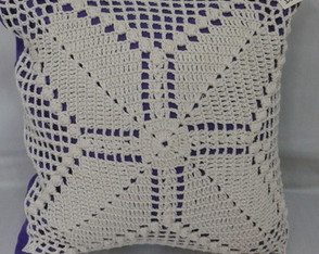 Almofadas com aplicação de crochet