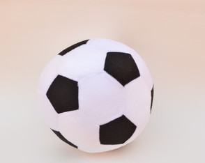 Bola de futebol pequena de pelúcia.