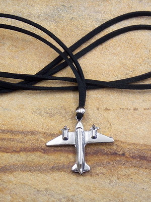 Colar cordão de couro masculino avião bijuterias