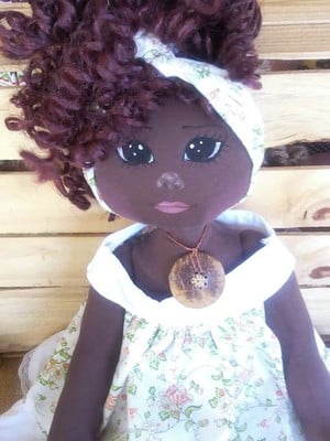Boneca de pano negra cacheada