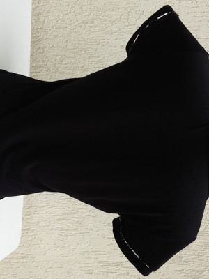 Camiseta bordada com pedraria