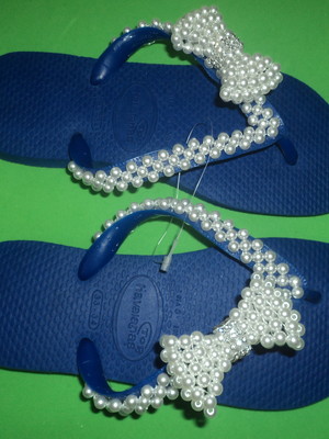 Chinelo customizado com pérolas