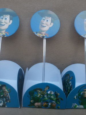 50 forminhas + 10 topper toy story