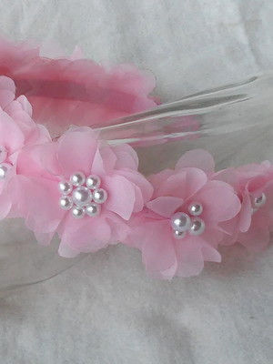 Tiara flores rosa com pérolas