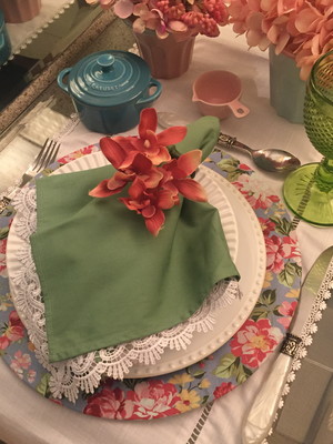 Trilho de mesa com renda estreita
