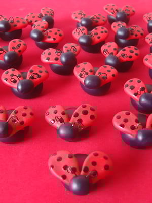 Aplique joaninha em biscuit