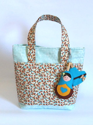 Bolsa multi bolsos e chaveiro corações