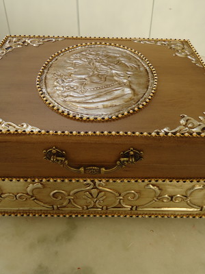 Porta joia latonagem envelhecida.