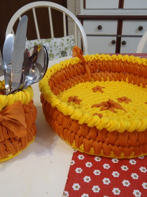Cesta e porta talheres em fio de malha