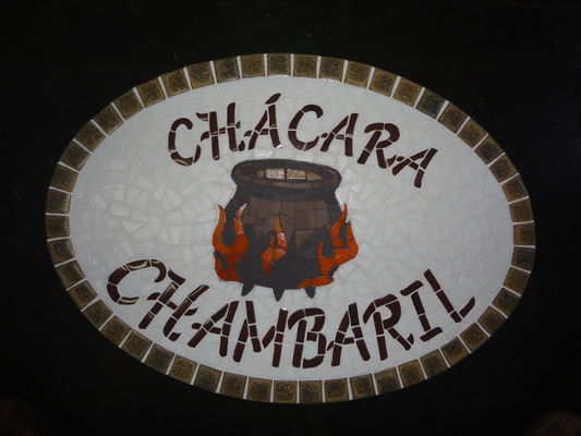 Placa em mosaico