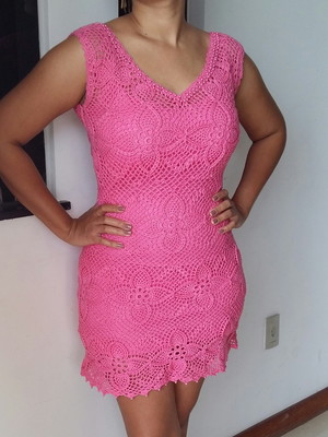Vestido rosa em crochet com pérolas