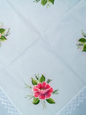Toalha de mesa com guipir e flores.
