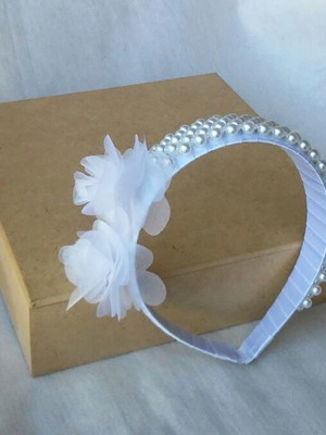 Tiara de pérolas e flores organza