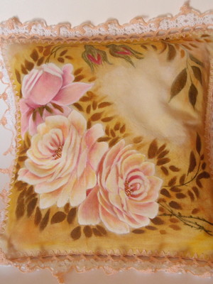 Almofada pintura de rosas e croche