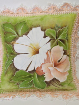 Almofada pintura de flores e croche