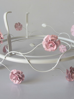 Dossel de teto com flores e folhas