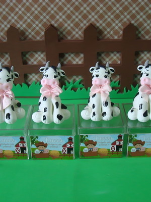 Vaquinha em biscuit personalizada