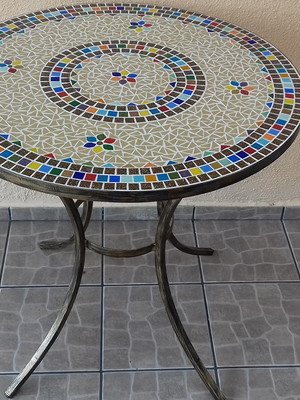 Mesa em mosaico colorida alegre