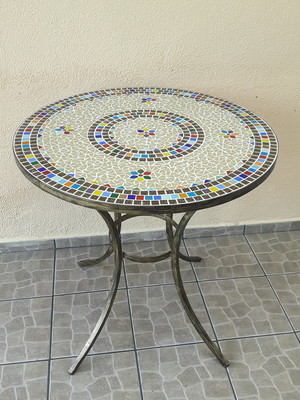 Mesa em mosaico colorida