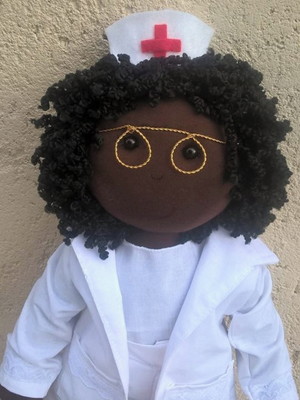 Boneca de pano enfermeira negra