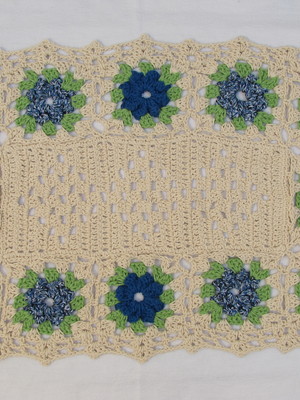 Tapete retangular com flores azuis