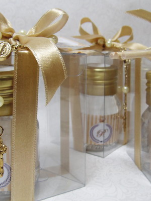 Lembrancinha batizado -mini aromatizador com terço dourado