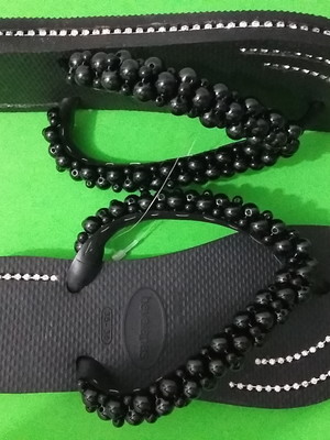 Chinelos decorados com pérolas negras