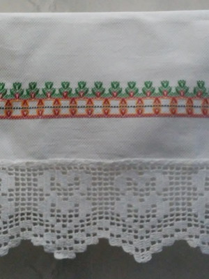 Toalha com bordado vagonite e crochê