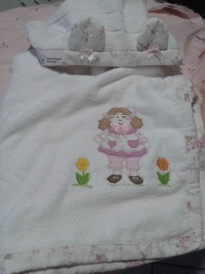 Toalha com capuz bordada boneca e flores