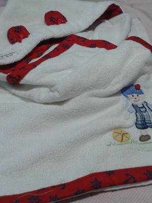 Toalha com capuz bordada boneco