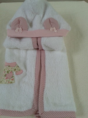 Toalha rosa com capuz bordada