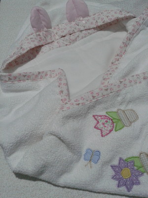 Toalha com capuz bordada com flores
