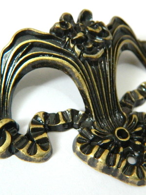 Puxador colonial desenhado ouro velho
