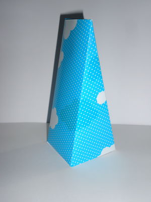 Cone triangular estampado nuvens