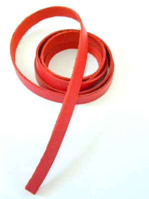 Tiras em couro natural vermelho