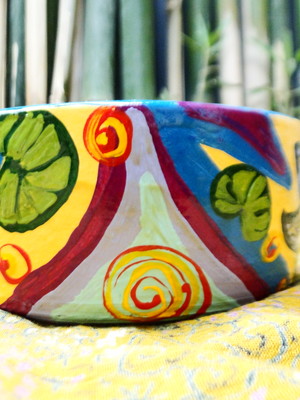 Vaso pintado a mão com flor de lótus